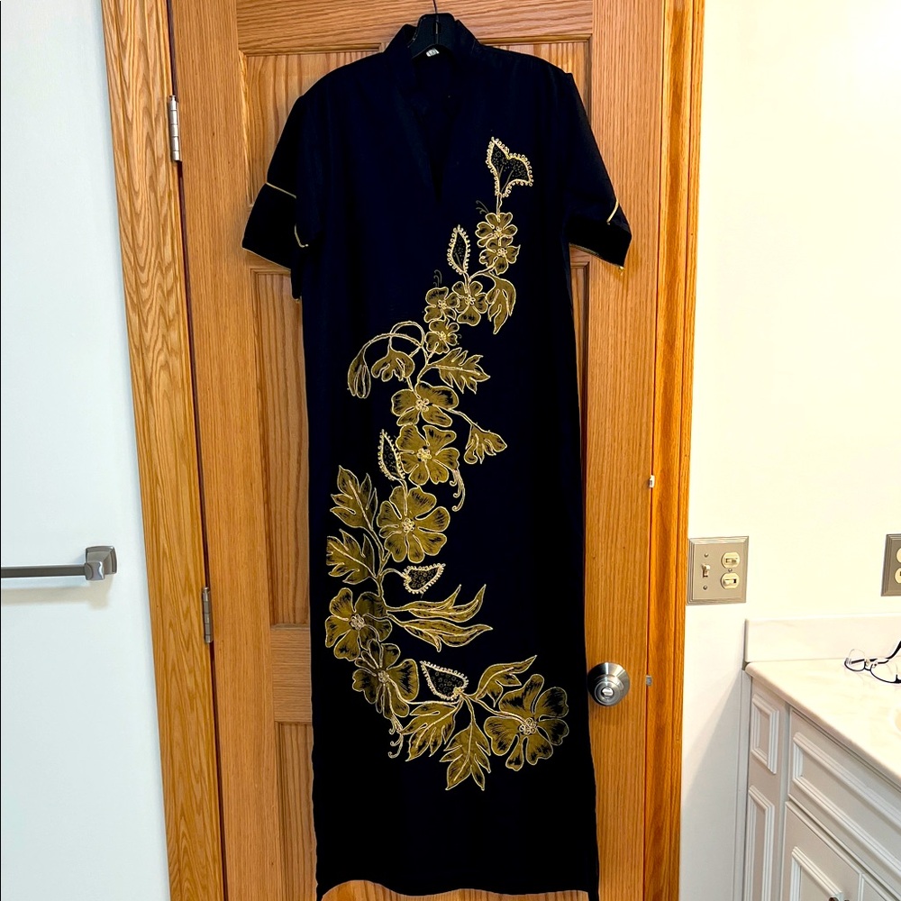 Long black embroidered dress, kaftan style!